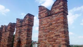 Castelvecchio, originariamente chiamato Castello di San Martino in Aquaro, è un castello di Verona attualmente adibito a ospitare il museo civico._5